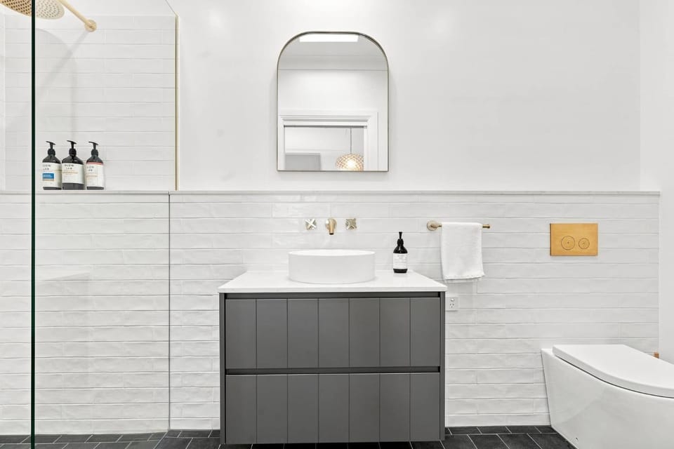 'Barton Studio' - Sleeps 2 Wifi Walk to CBD Apartment in Orange