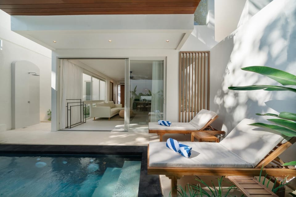 Swimming pool, sunbed