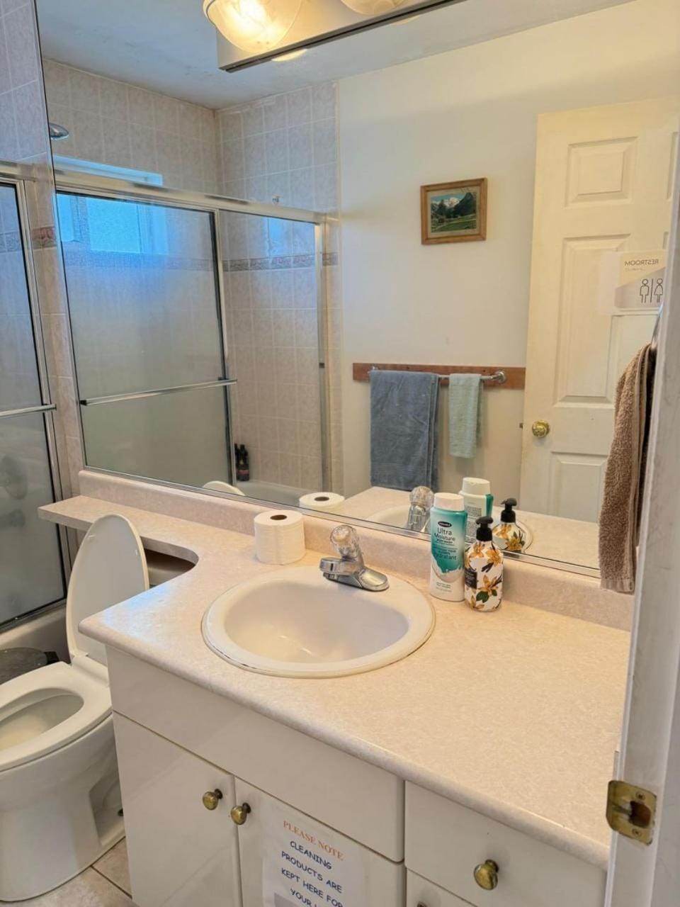 Toilet, towels