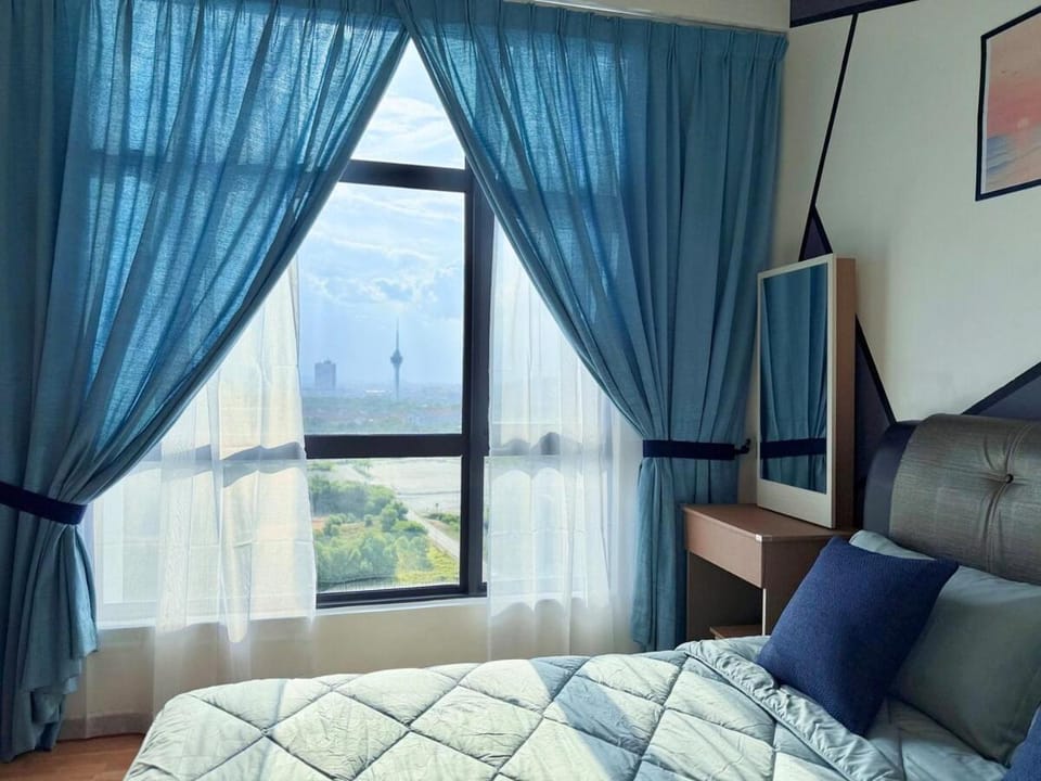 Bed, Bedroom, City view, Landmark view