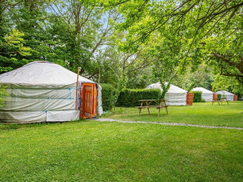 Yourte accueillante, animaux OK - 6 pers. - API-1-52-2410 Campground/ 
RV Resort in Brittany