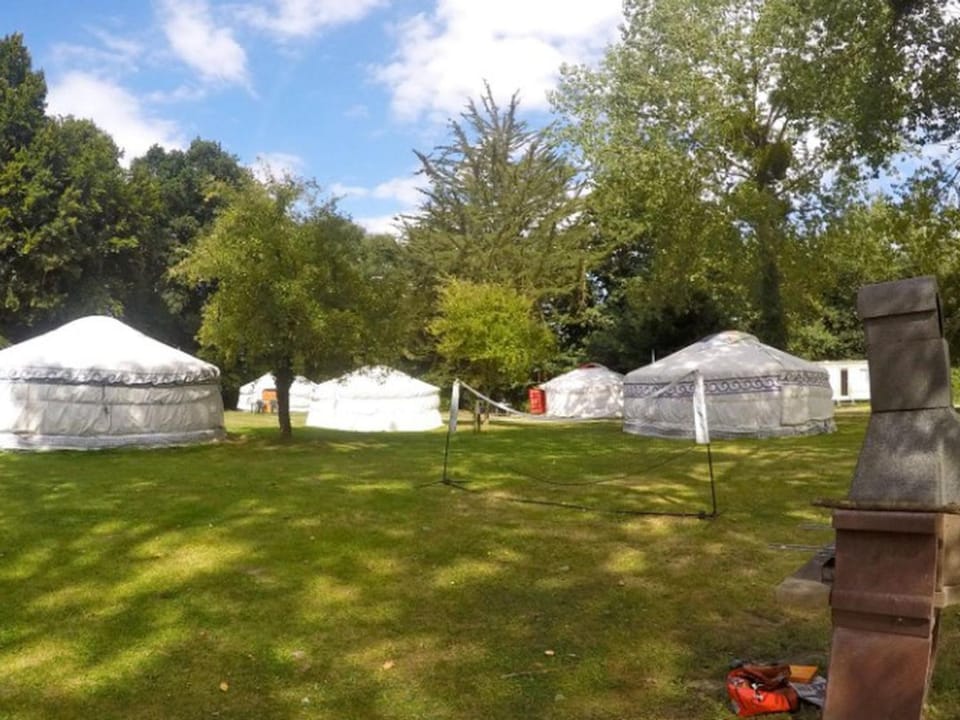 Yourte accueillante, animaux OK - 6 pers. - API-1-52-2410 Campground/ 
RV Resort in Brittany