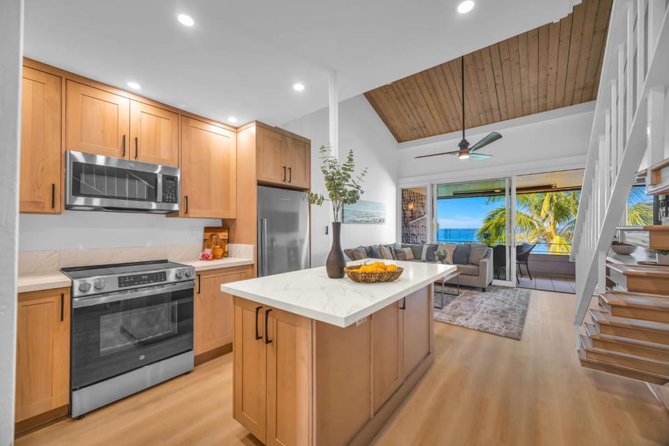 Beachfront 2BD Unobstructed Ocean Views - Kulakane 304 House in Napili-Honokowai