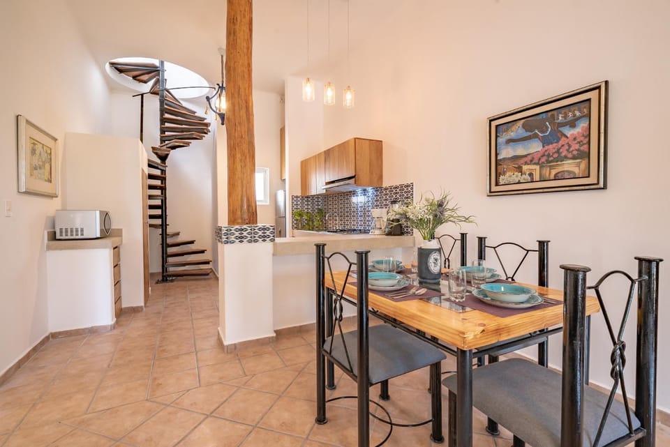 Kitchen or kitchenette, Dining area