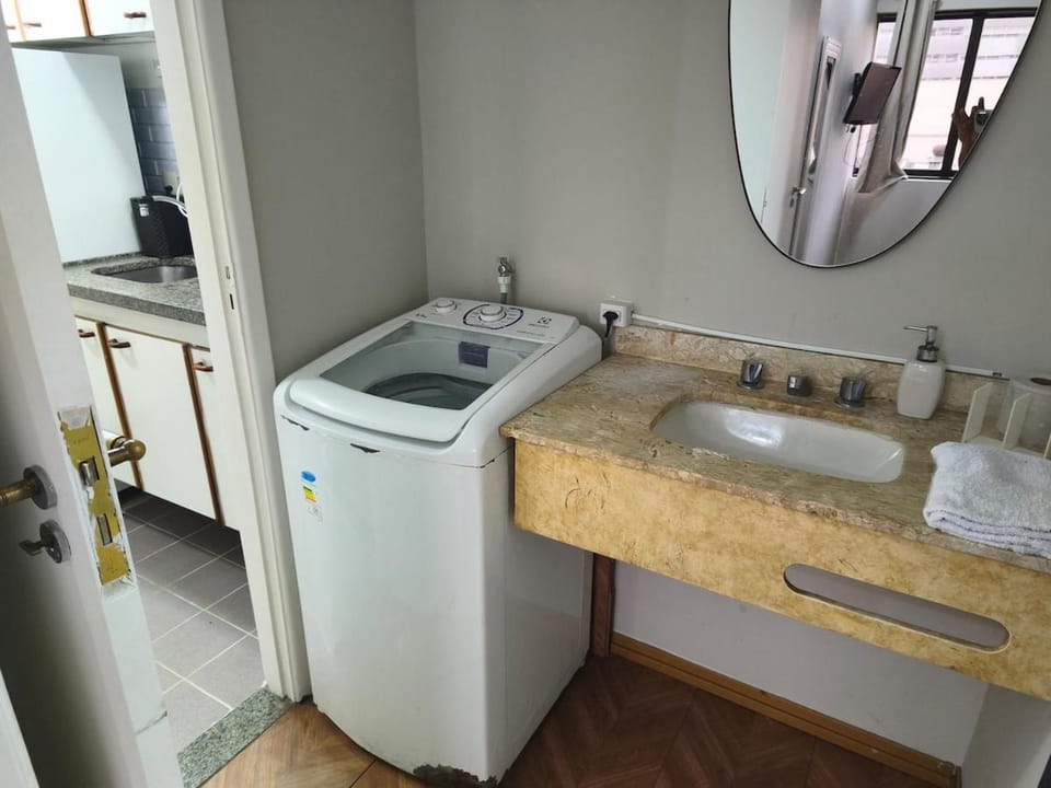 Airport 390 m away, with parking space and daily cleaning! Apartment in Sao Paulo City