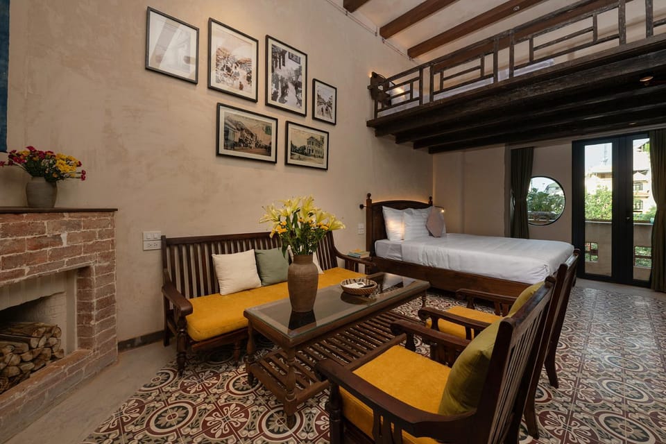 Property building, Bed, Living room, Photo of the whole room, Seating area, Bedroom