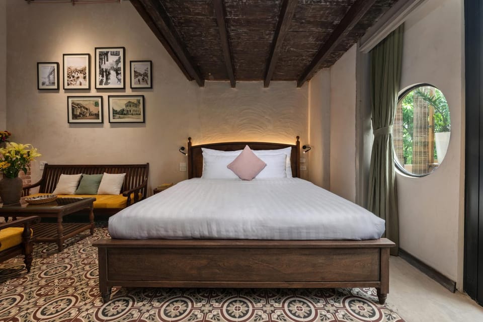 Bed, Living room, Photo of the whole room, Seating area, Bedroom