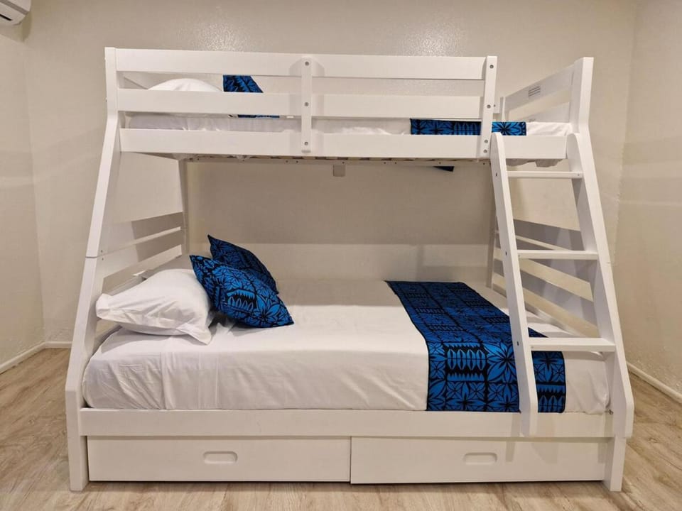 Bedroom, bunk bed