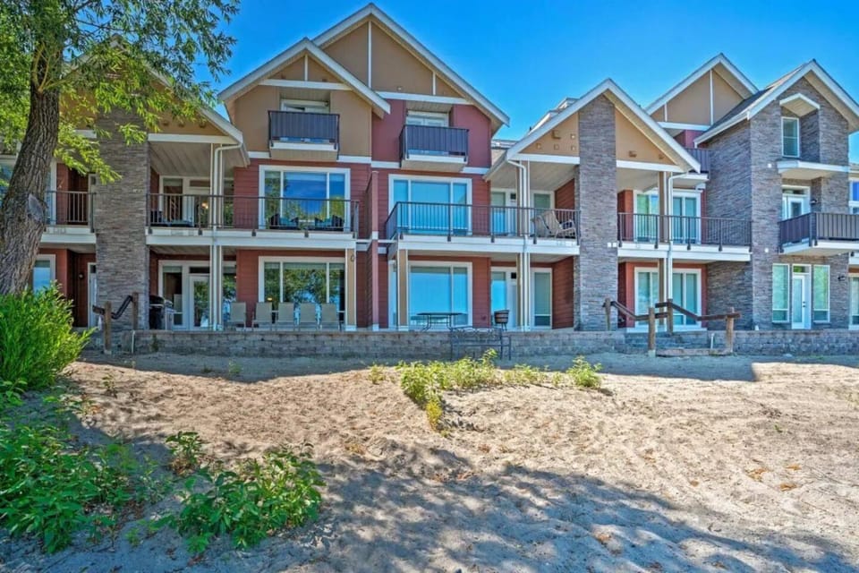 Lakefront Resort Townhome with Kayaks & Gas Grill! House in Oroville