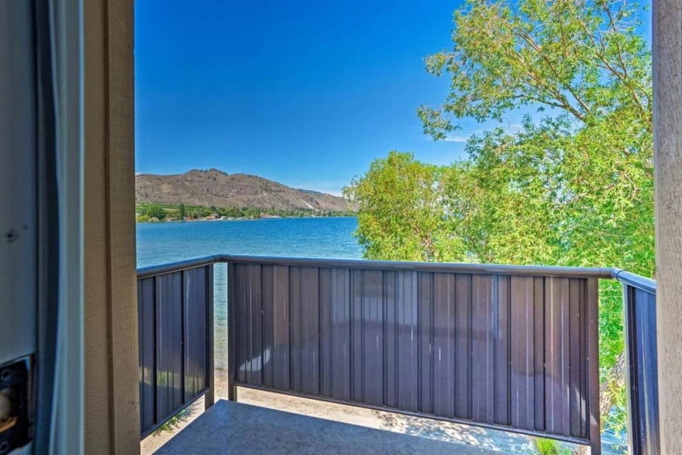 Lakefront Resort Townhome with Kayaks & Gas Grill! House in Oroville
