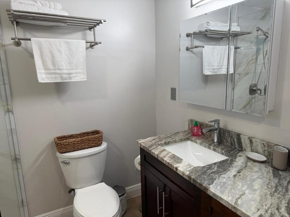 Modern Retreat 3 Baths Patio Sleeps 4 Apartment in Town N Country