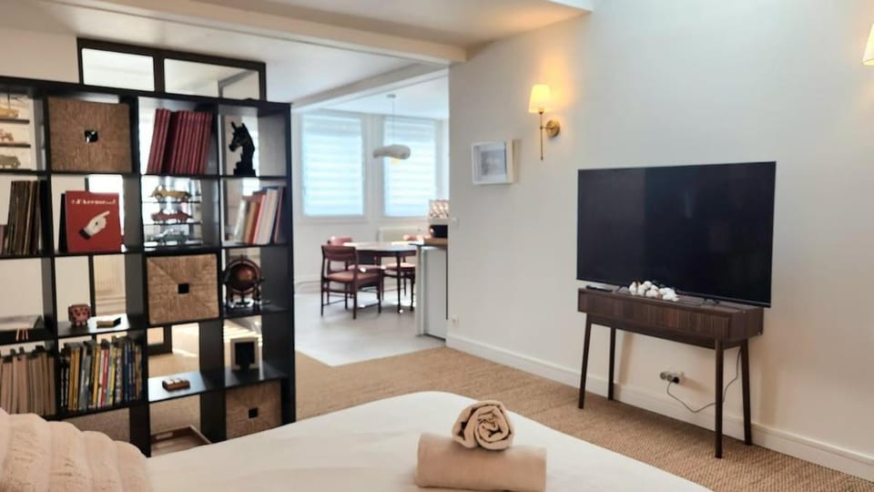 Grand studio en plein cœur de Lisieux, rez-de-chaussée Apartment in Lisieux