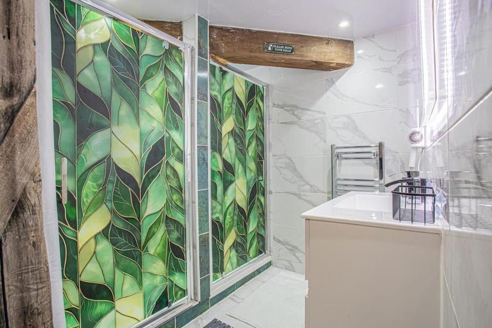 Super-King 2 Bed 2 Bath Duplex Free Parking x 2 Apartment in Calderdale