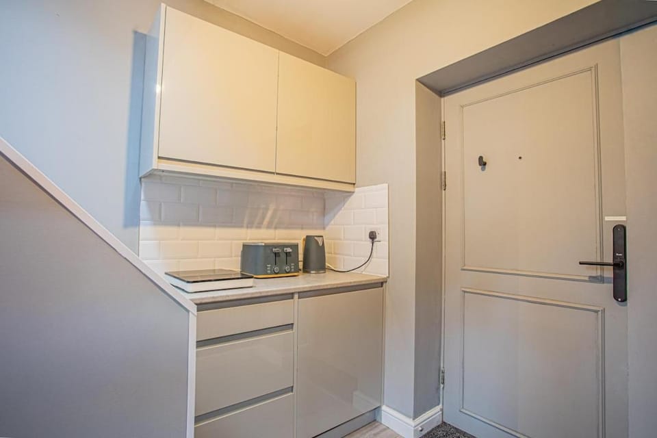 Super-King 2 Bed 2 Bath Duplex Free Parking x 2 Apartment in Calderdale