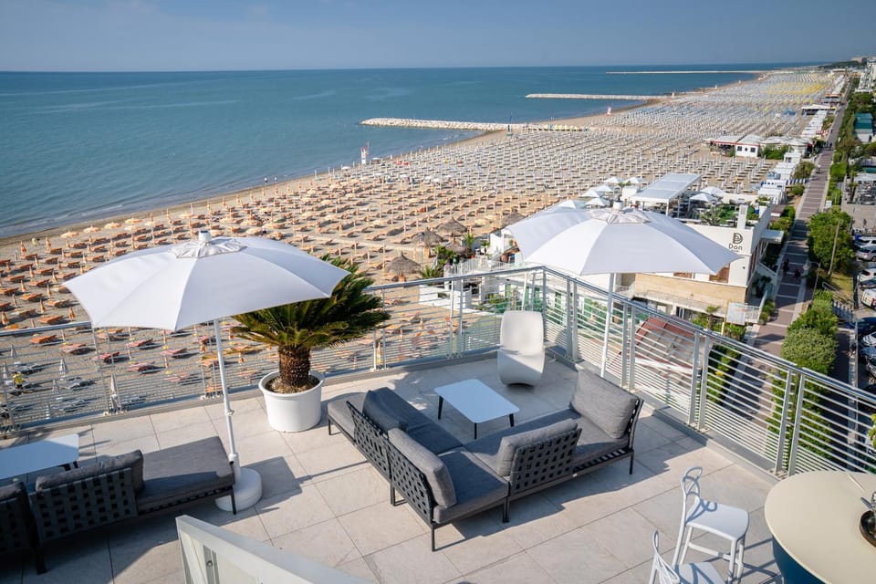 Property building, Restaurant/places to eat, Bird's eye view, City view, Sea view