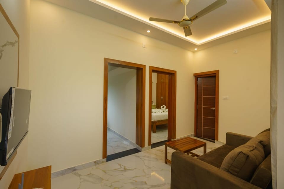 Bed, TV and multimedia, Living room, Photo of the whole room, Seating area, Bedroom