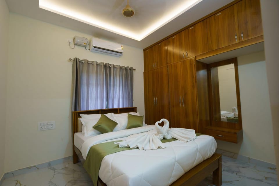 Bed, Photo of the whole room, Bedroom, towels, wardrobe, air conditioner