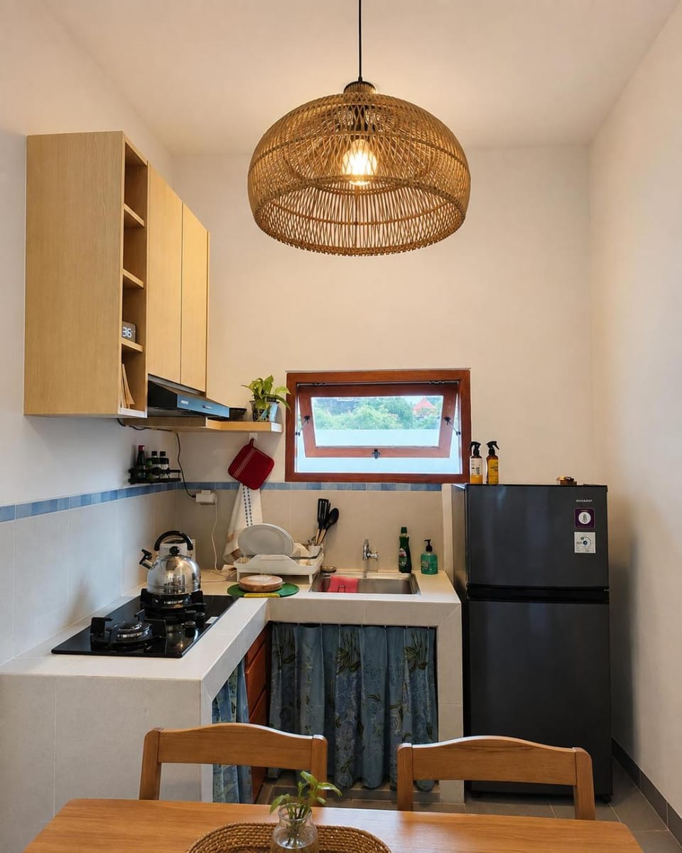 Kitchen or kitchenette, minibar, stove