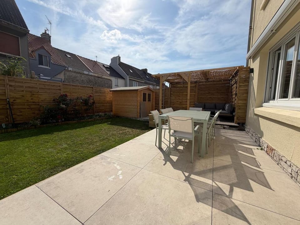 Patio, Garden, Dining area, Garden view