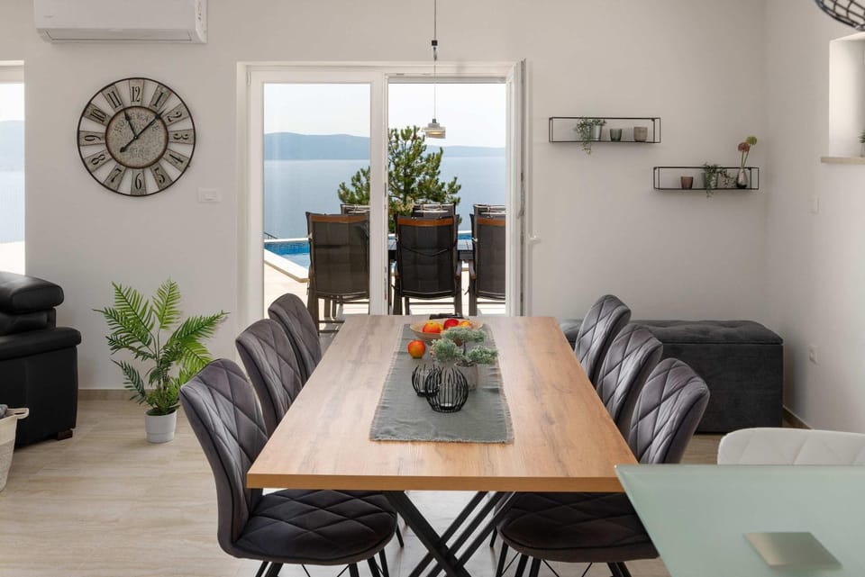 Seating area, Dining area