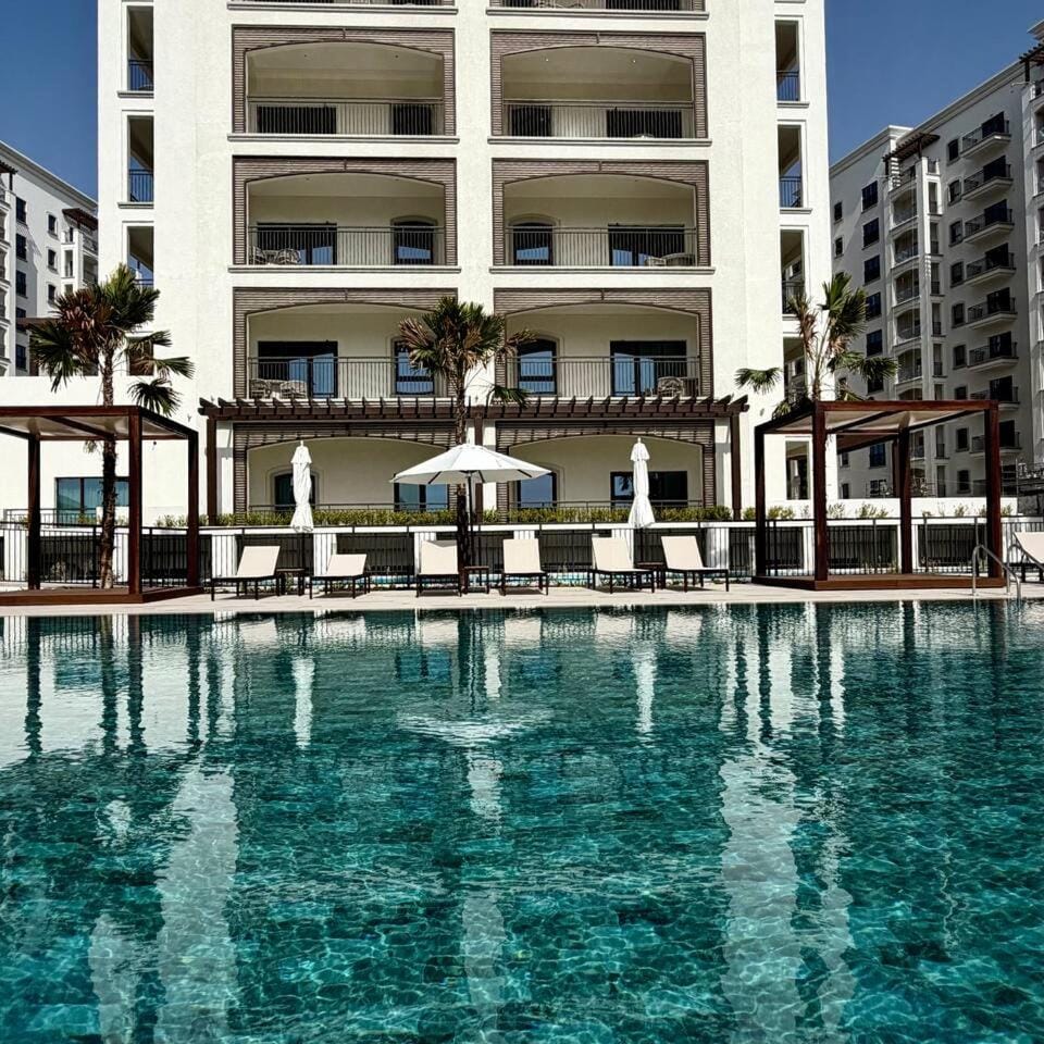 Swimming pool, sunbed