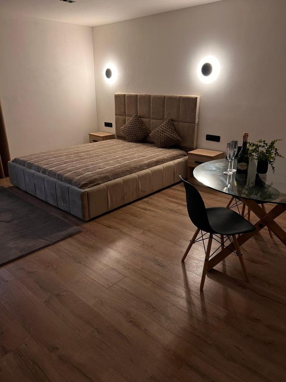 Bed, Living room, Dining area, Bedroom