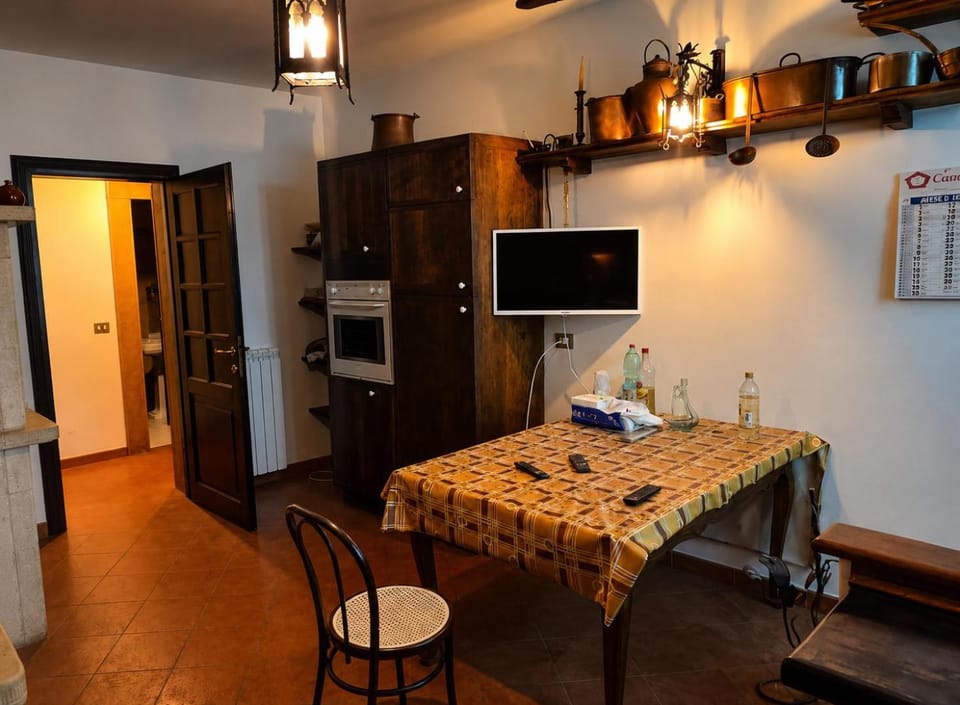 Kitchen or kitchenette, Dining area, oven