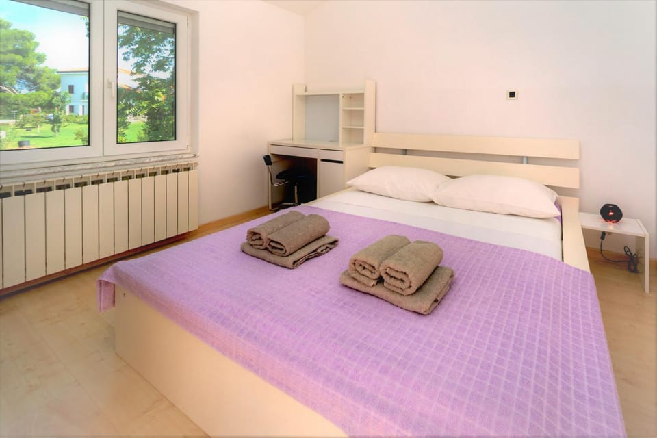 Bed, Bedroom, towels