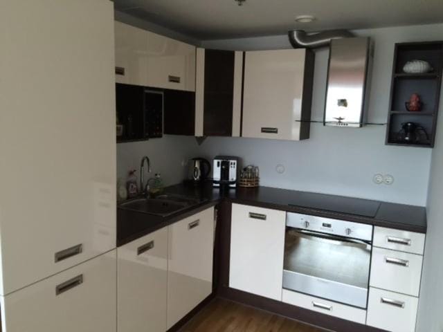 Sky-high Lake-View Retreat, Near City, Airport&Bus Apartment in Tallinn