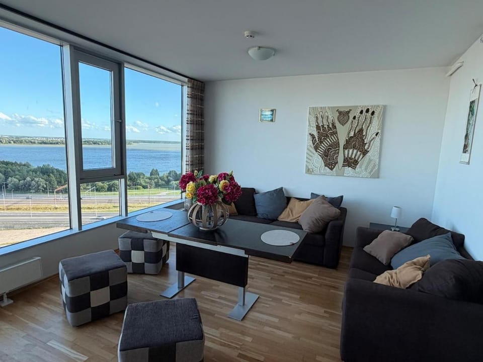 Sky-high Lake-View Retreat, Near City, Airport&Bus Apartment in Tallinn