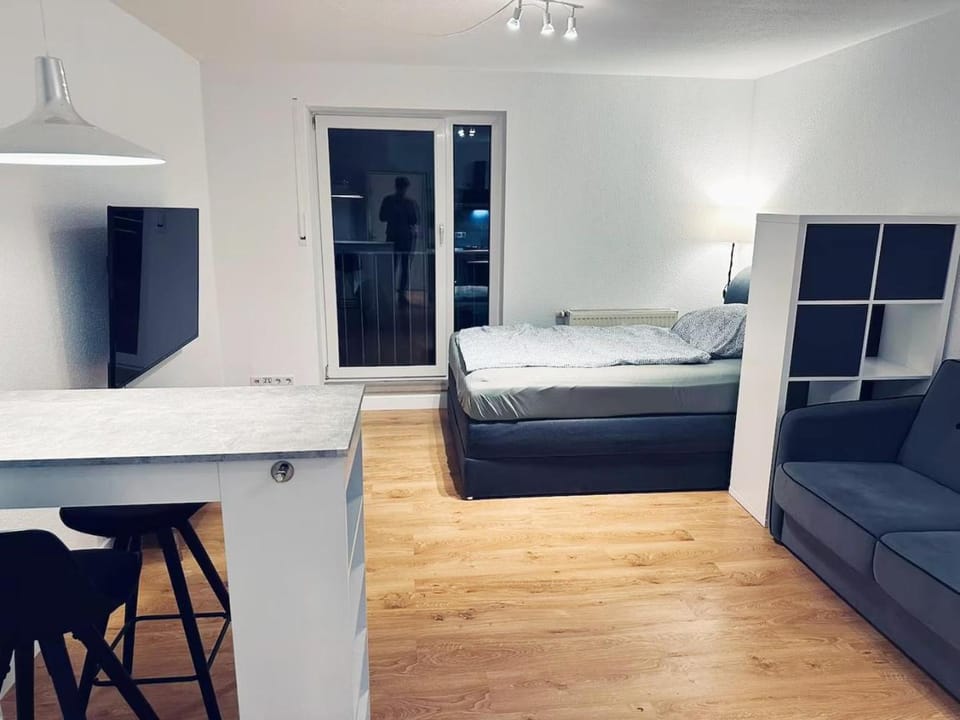 Bed, TV and multimedia, Seating area, Bedroom