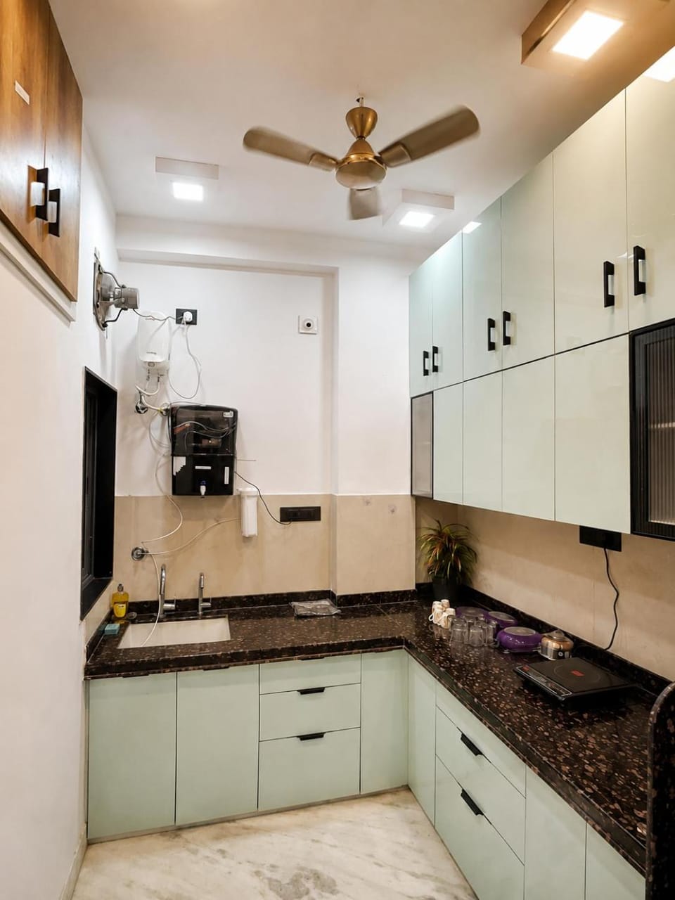 Kitchen or kitchenette, Dining area