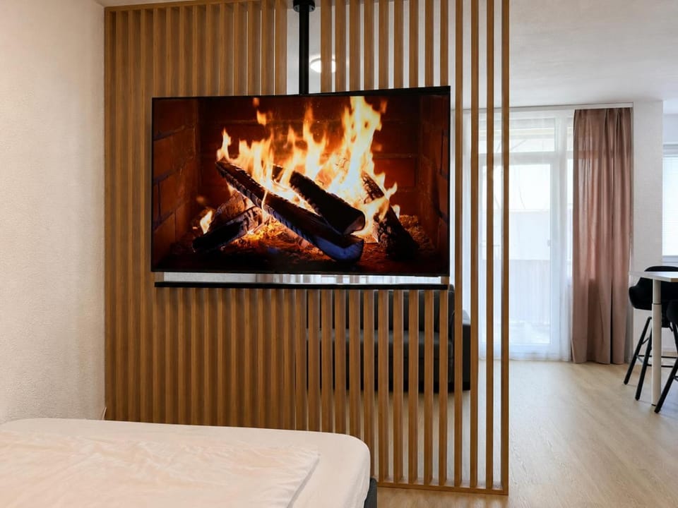 Bed, TV and multimedia, Photo of the whole room, Evening entertainment, Bedroom
