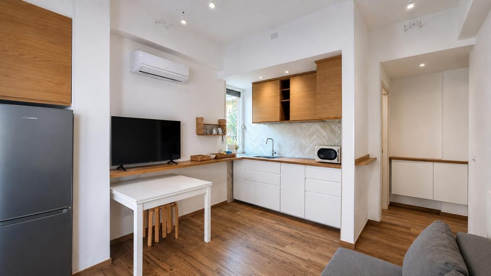 TV and multimedia, Kitchen or kitchenette, Dining area, oven, stove, air conditioner