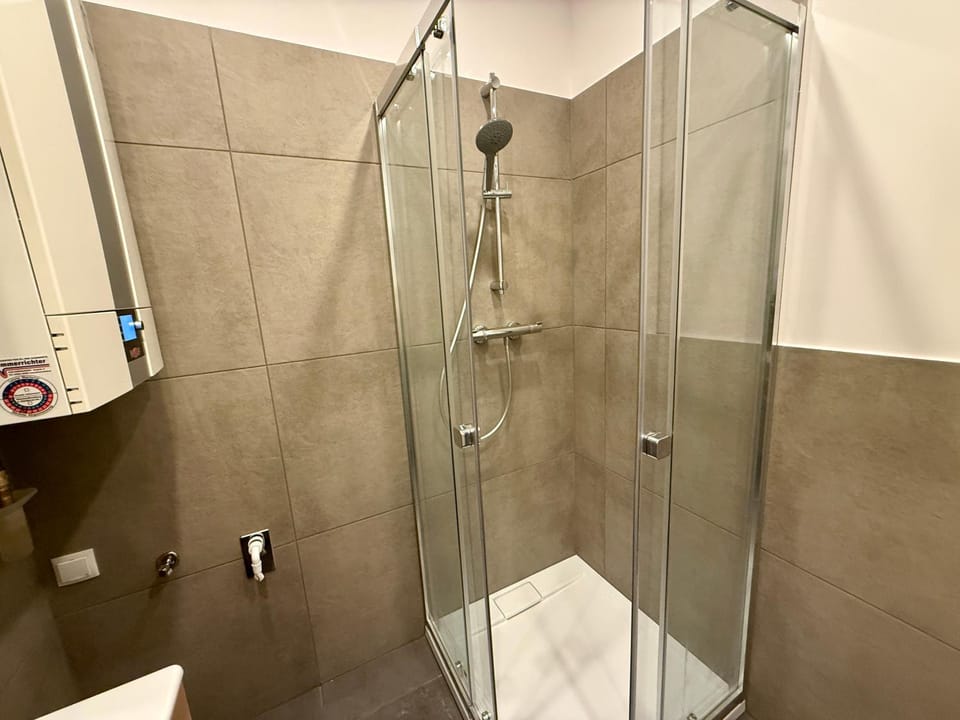 Stylish 3 Bedroom Apartment with Balcony near Airport & Train Apartment in Austria