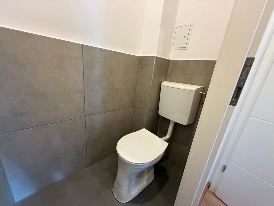 Stylish 3 Bedroom Apartment with Balcony near Airport & Train Apartment in Austria