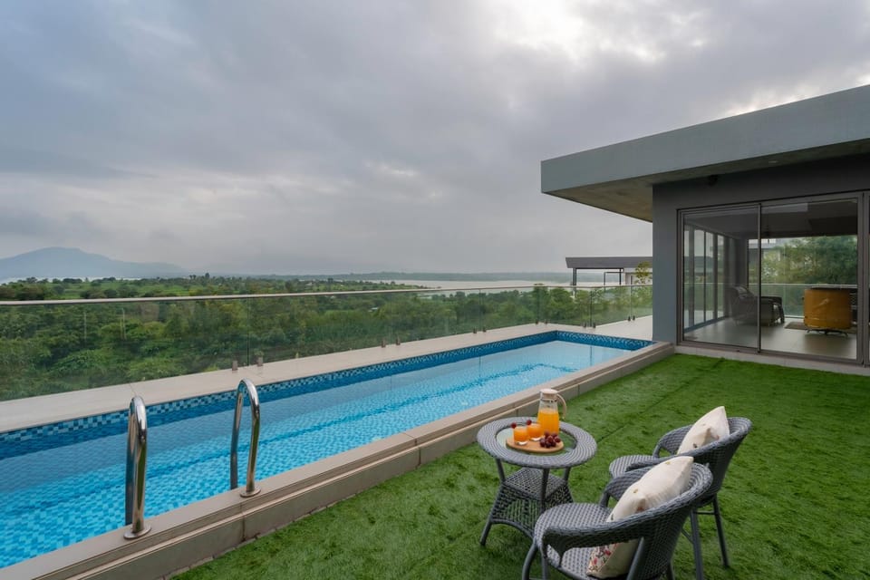 Day, Pool view