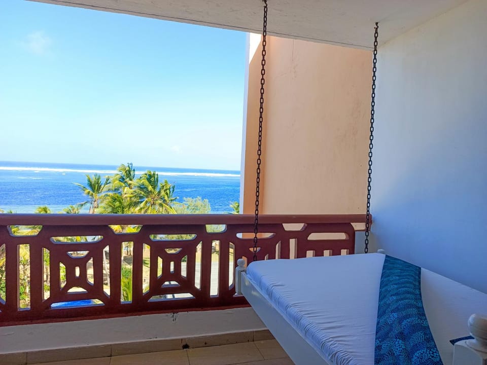 Bed, Natural landscape, View (from property/room), Balcony/Terrace, Living room, Photo of the whole room, Seating area, Dining area, Bedroom, Sea view