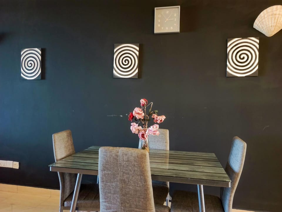 Restaurant/places to eat, Living room, Decorative detail, Seating area, Dining area