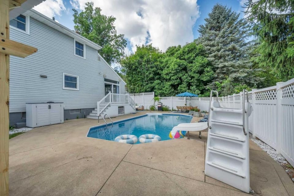Backyard Pool - Hot Tub - Game Room House in Springfield Township