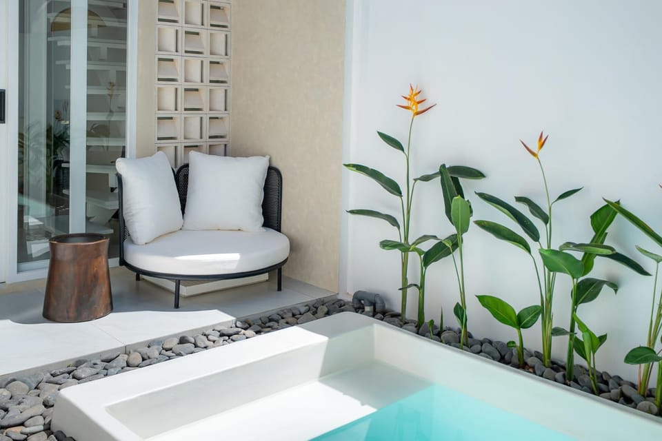 Seating area, Pool view
