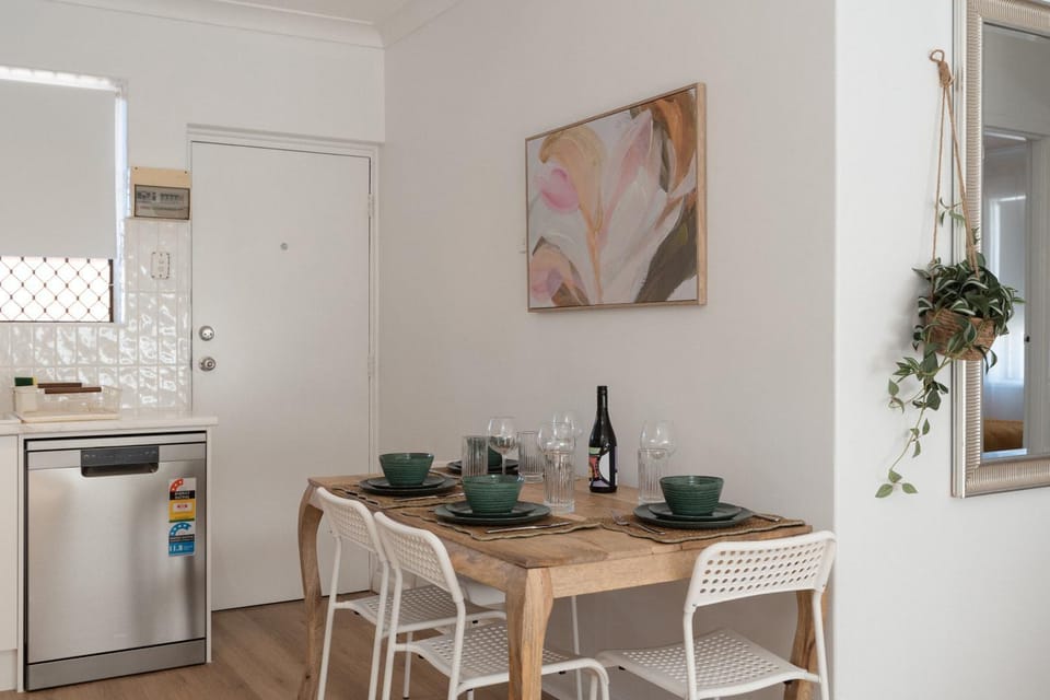 Kitchen or kitchenette, Dining area, dishwasher