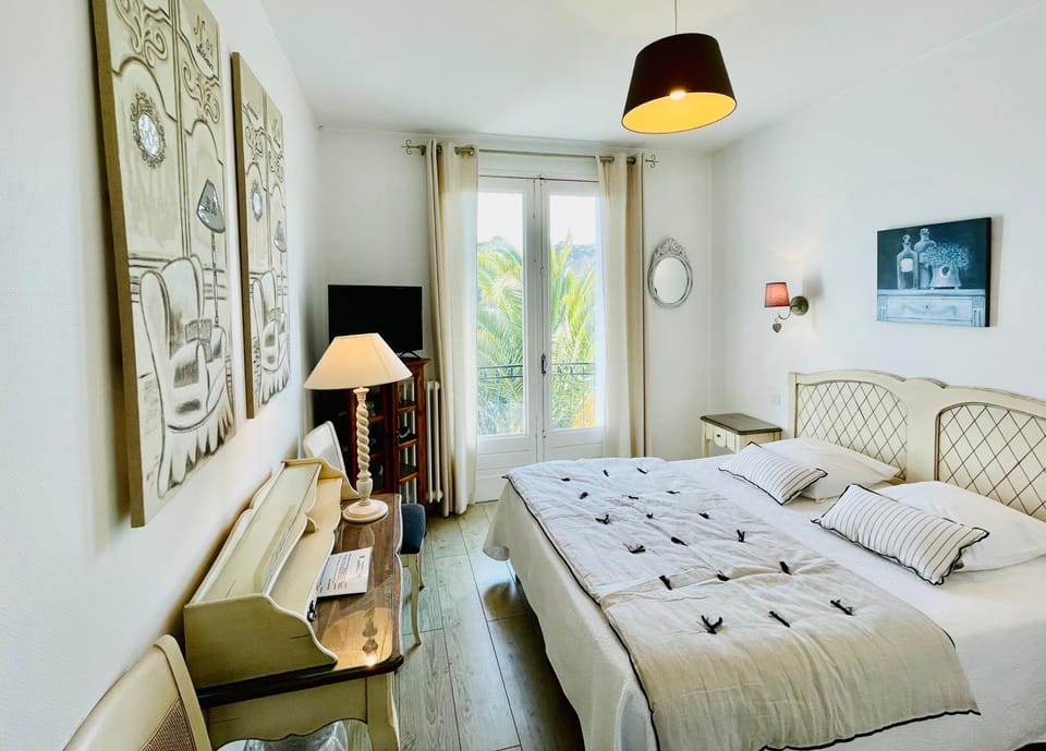 Photo of the whole room, Lake view, Bath