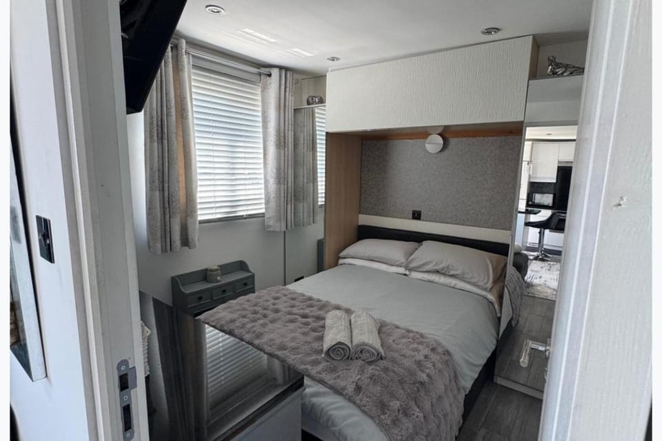 3-Bed Camber Sands Cabin - Pool - Parking - Pets Cabin in Camber