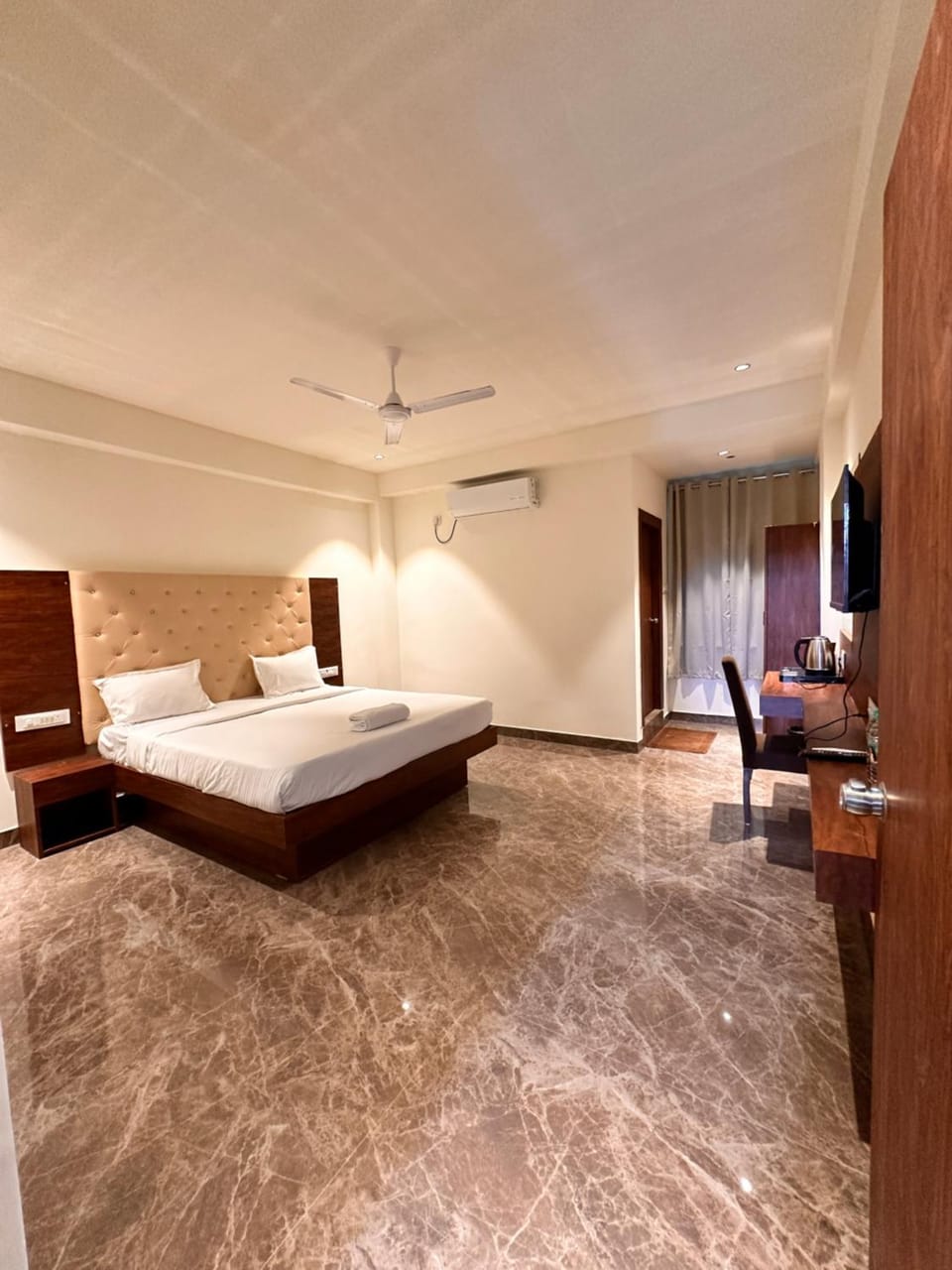 Bed, TV and multimedia, Living room, Photo of the whole room, Seating area, Bedroom, fireplace, wardrobe, air conditioner