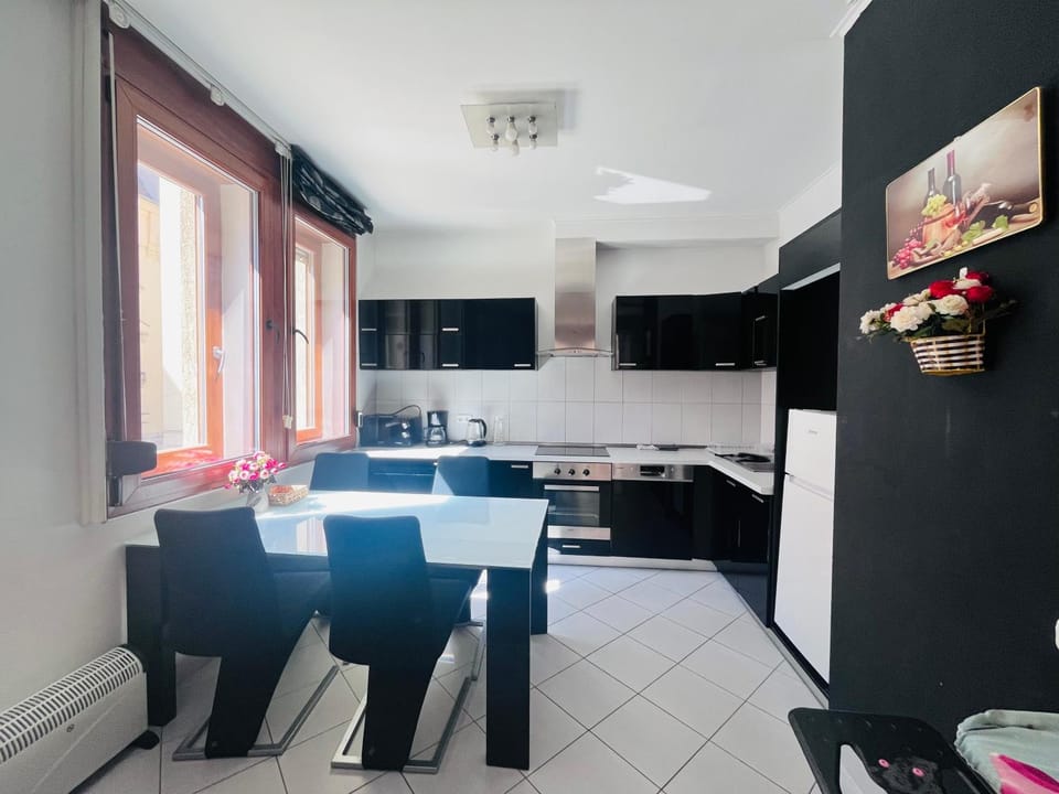 Kitchen or kitchenette, Dining area, oven, stove