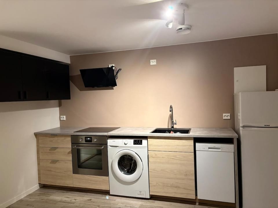 Kitchen or kitchenette, dishwasher, oven, pet friendly, stove, washing machine