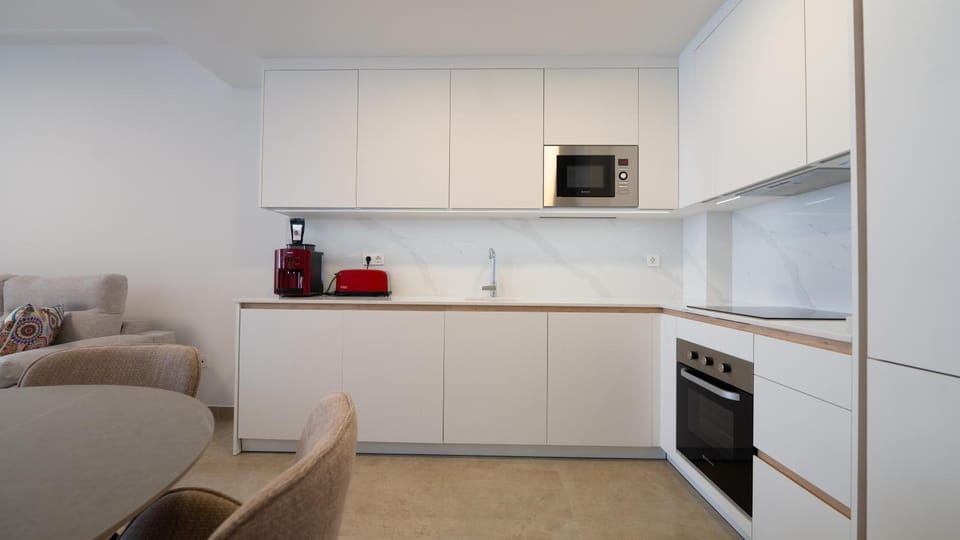 Coffee/tea facilities, Kitchen or kitchenette, Living room, Seating area, Dining area, dishwasher, stove, toaster
