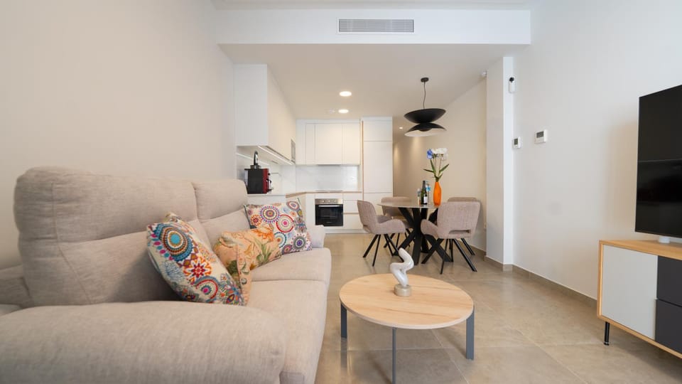 TV and multimedia, Living room, Seating area, Dining area