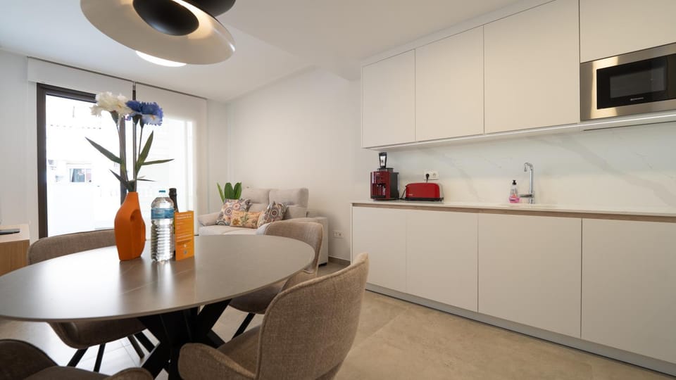 Coffee/tea facilities, Kitchen or kitchenette, Living room, Seating area, Dining area, microwave, oven, stove